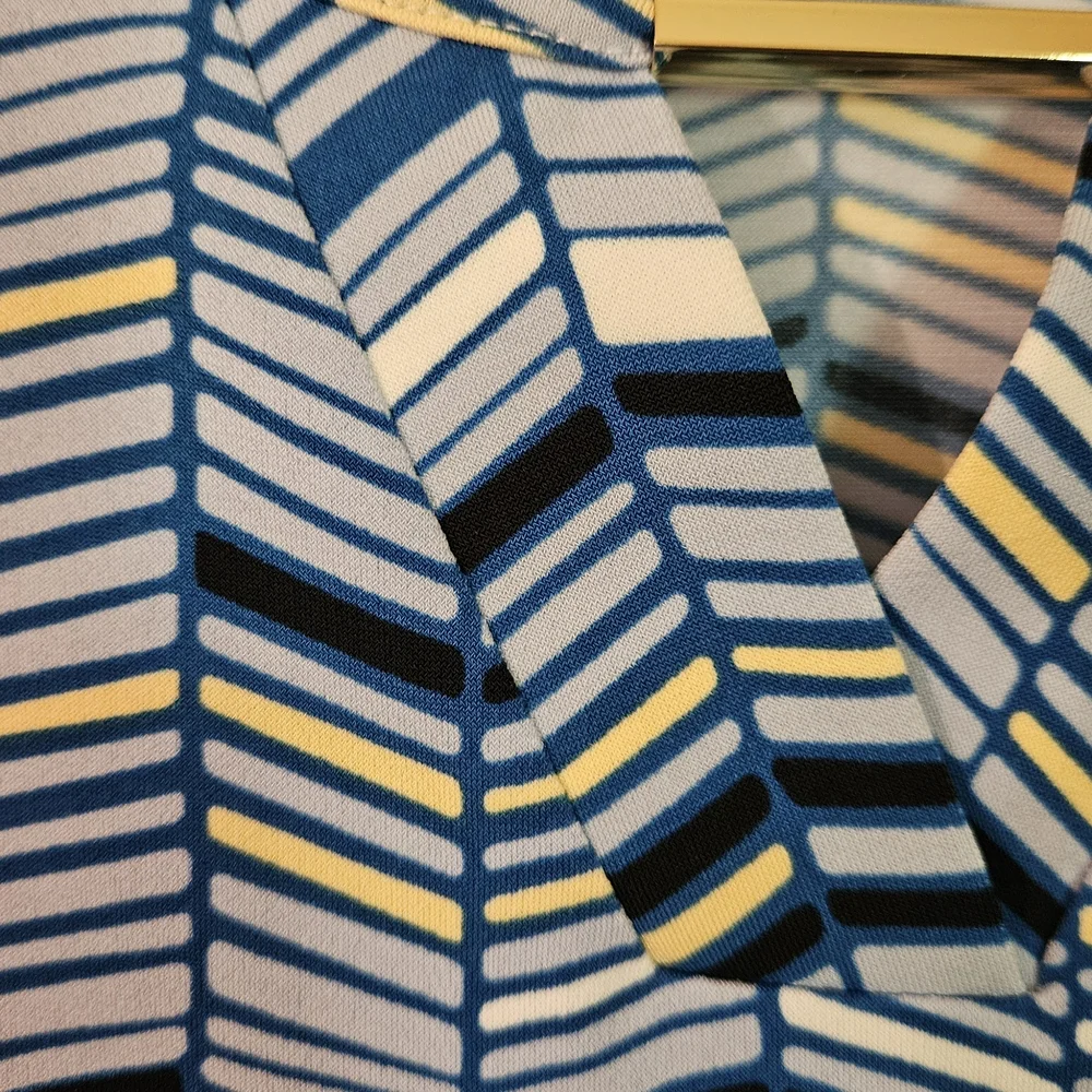 Liz Claiborne 2X Blue Chevron Cap Sleeve Blouse NWT - Picture 6 of 7